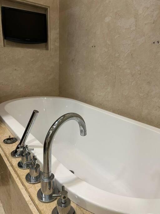 Apartment Seaview Waterfront At Straits Quay Free Carpark Bathub